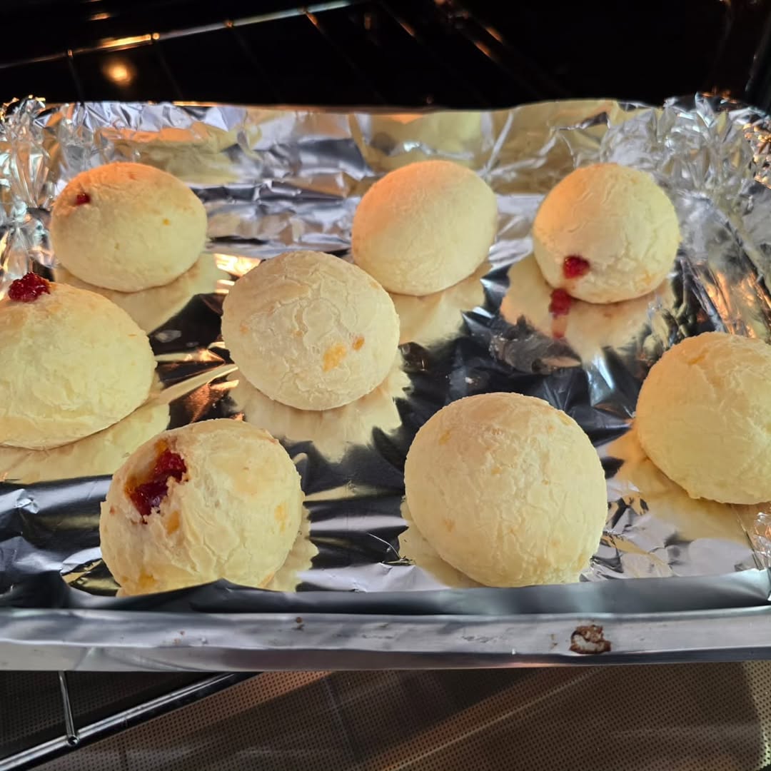 🧀✨ Uma delícia bem mineira com um toque doce!
O pão de queijo recheado com goiabada junta o salgado e macio do pão de queijo com o doce característico da goiabada, criando aquele contraste irresistível.
