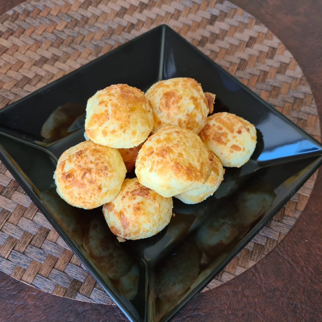 ✨ Descubra a magia do pão de queijo sempre à mão! ✨
Crocante por fora, macio e irresistível por dentro… com o nosso pão de queijo congelado, a tradição mineira chega quentinha à sua mesa em poucos minutos.
Praticidade, sabor e aquele cheirinho caseiro que conquista todos os corações. ❤️🥖🧀
👉 Experimente hoje e transforme qualquer momento num momento especial! 🧀
