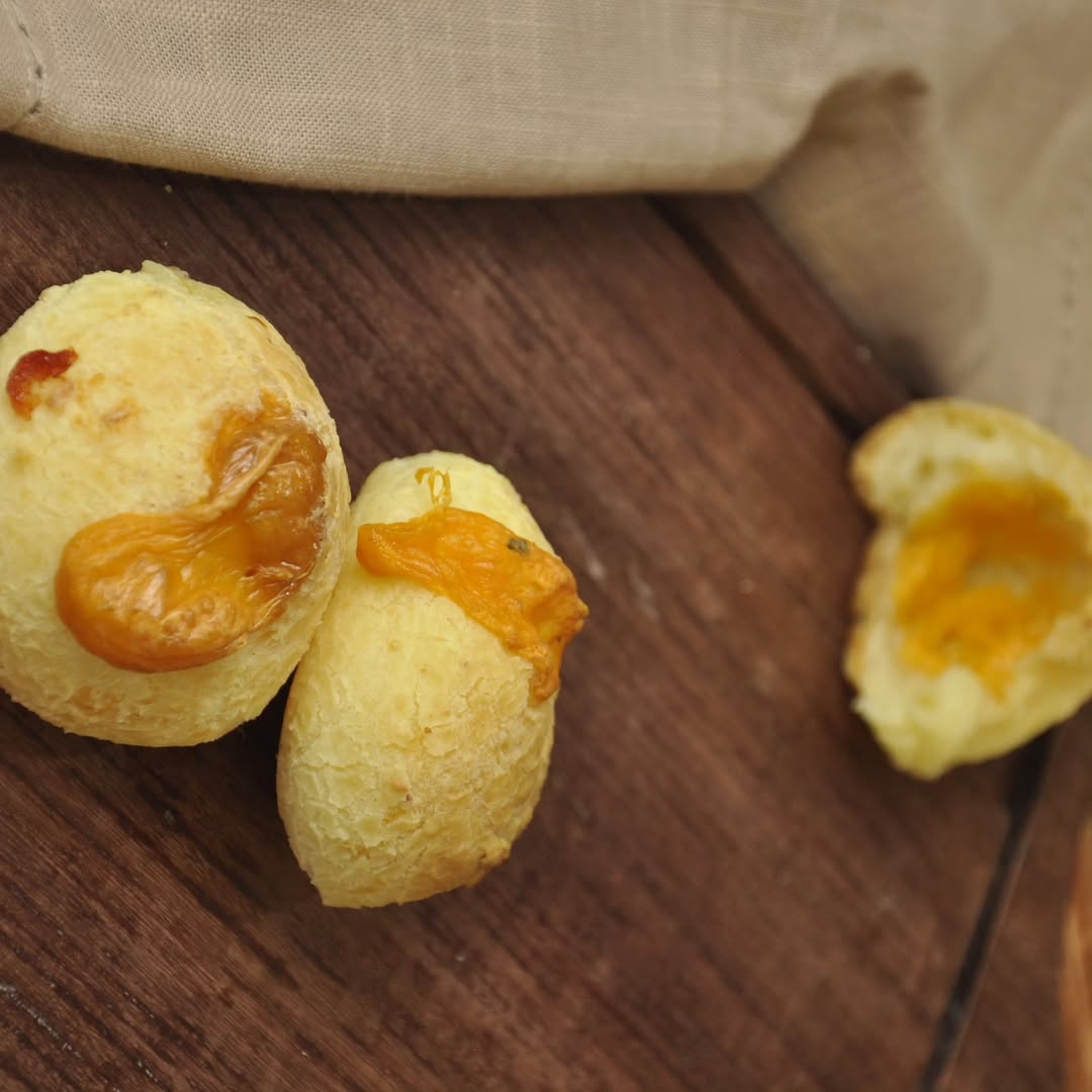 🍞🧀✨ Nada combina melhor que a tradição mineira com um toque doce irresistível! O pão de queijo recheado com doce de leite é a união perfeita entre o sabor aconchegante do pão de queijo quentinho e a cremosidade do doce de leite. Uma explosão de sabor que derrete na boca e conquista qualquer momento do dia. 😋💛
👉 Ideal para o café da manhã, lanche da tarde ou até como sobremesa. Quem prova, sempre pede mais!