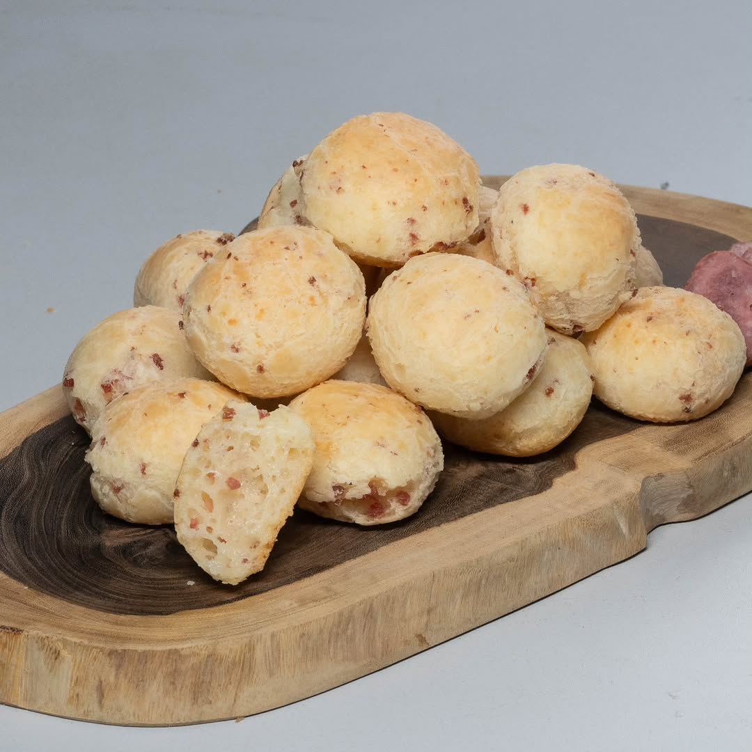 🧀✨ Ô trem bão, sô! ✨🧀
Hoje tem pão de queijo com calabresa daquele jeitinho que só mineiro sabe fazer!
Crocanthim por fora, macio por dentro e com pedacinhos de calabresa que dão um sabor danado de bom 😋
Ideal pra acompanhar um cafezim passado na hora ☕
Não perde tempo, não! Garante o seu e vem sentir o gostim de Minas 💛