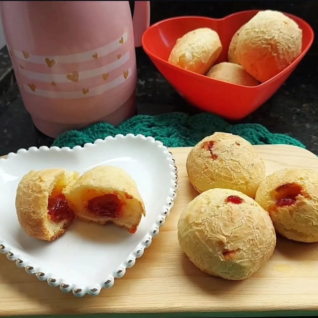 Quentinho, macio por dentro e levemente crocante por fora, o pão de queijo é um verdadeiro abraço em forma de comida. Com seu sabor irresistível de queijo e aroma que conquista qualquer ambiente, ele é perfeito para acompanhar um café, um lanche ou simplesmente para matar aquela vontade de algo delicioso. Um clássico brasileiro que transforma qualquer momento em um momento especial. 🧀🥖